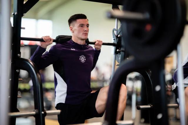 开云体育-7400万水货？曼联锋霸靠NFL特训踢疯了，名宿排队公开道歉！