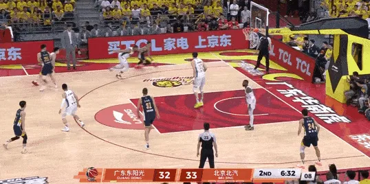 开云体育官网-奎因想隔扣周琦但被钉板大帽，随后拉科塞维奇补篮成功
